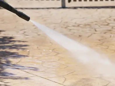 Lavando el concreto estampado con agua a alta presión